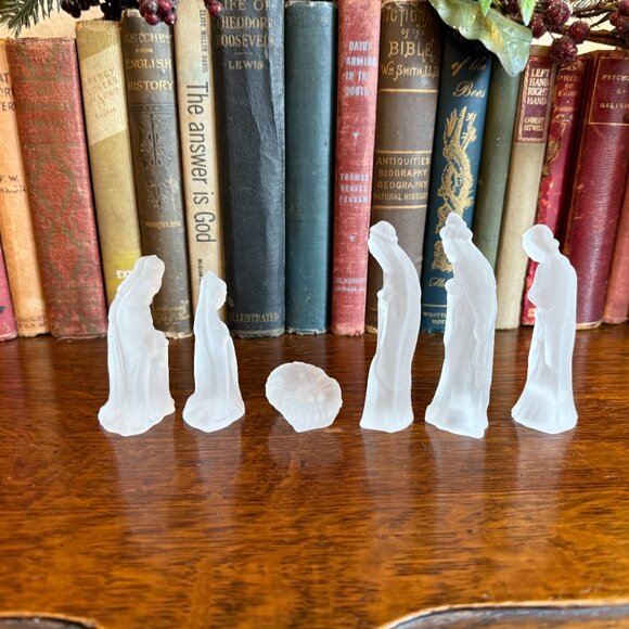Vintage 6 Pc Satin Glass Miniature Nativity Set - Picture 5 of 9